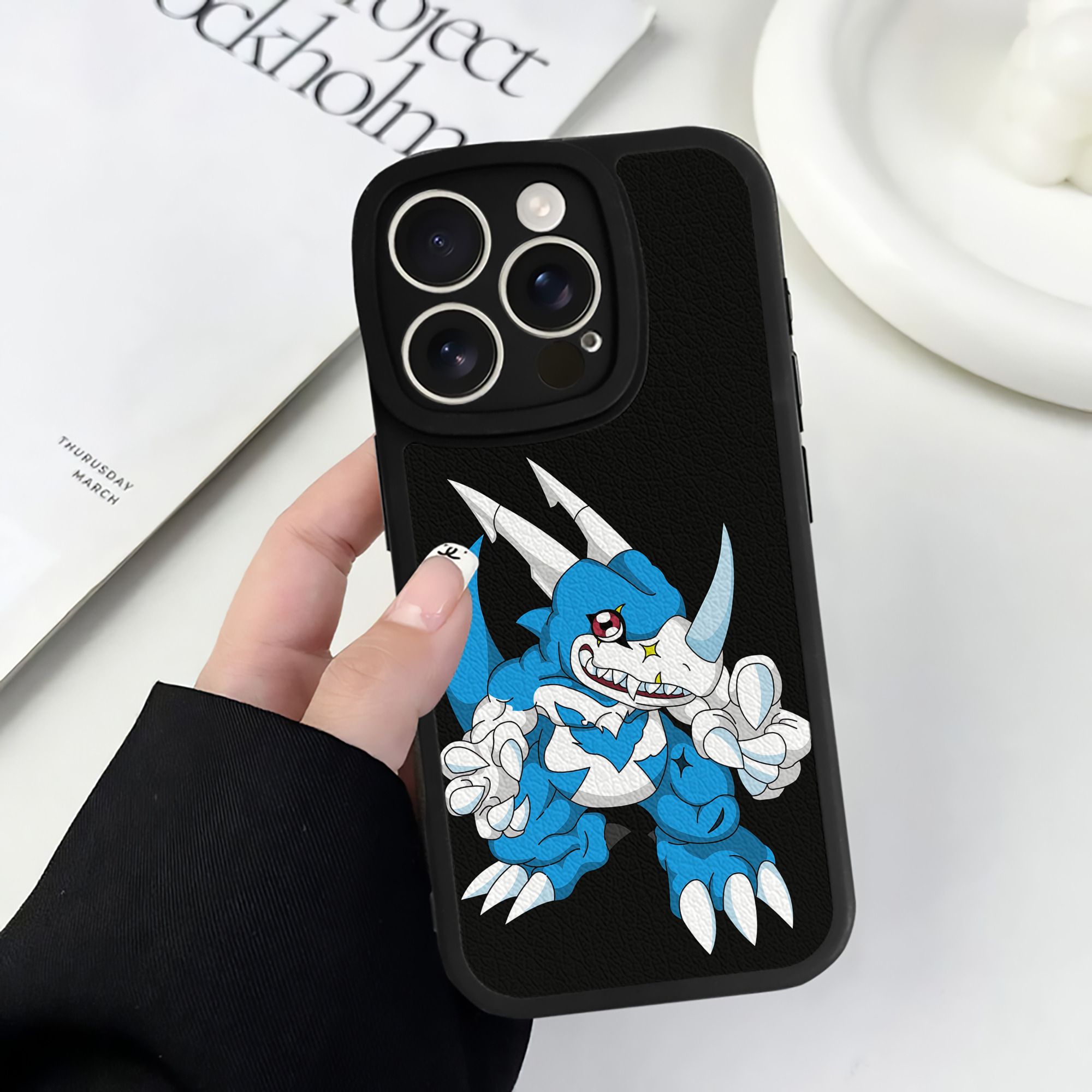 （画像用） Digimon デジタルモンスター/デジモン 【iPhone 16シリーズ対応】シリコンスマホケース（レザー調） 材質：シリコン